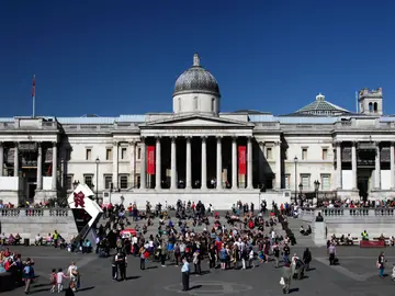 La National Gallery en la Plaza Trafalgar de Londres. La Plaza Trafalgar y la National Gallery en Londres La National Gallery en la Plaza Trafalgar de Londres. La Plaza Trafalgar y la National Gallery en Londres