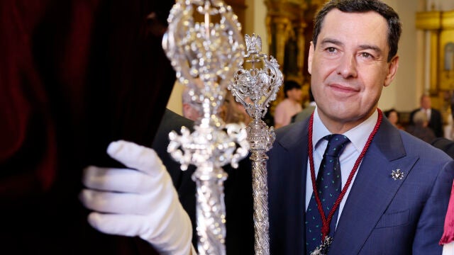 SEVILLA (ESPA&Ntilde;A), 31/03/2026.- El presidente de la Junta de Andaluc&iacute;a, Juanma Moreno acompa&ntilde;a a la Virgen de los Dolores a su salida de la parroquia de los Dolores en Sevilla durante la estaci&oacute;n de penitencia este Martes Santo. EFE/ Jos&eacute; Manuel Vidal 