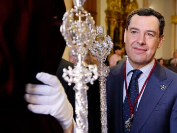 SEVILLA (ESPA&Ntilde;A), 31/03/2026.- El presidente de la Junta de Andaluc&iacute;a, Juanma Moreno acompa&ntilde;a a la Virgen de los Dolores a su salida de la parroquia de los Dolores en Sevilla durante la estaci&oacute;n de penitencia este Martes Santo. EFE/ Jos&eacute; Manuel Vidal 