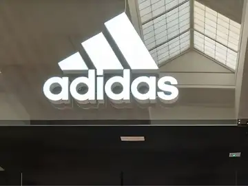 Adidas ajusta precios y estos básicos deportivos se cuelan en todas las casas de España Adidas