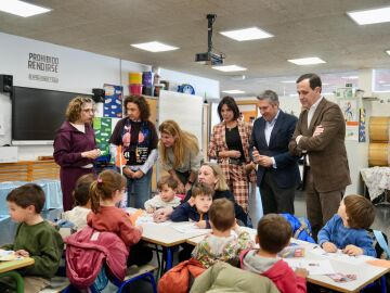 La vicepresidenta Isabel Blanco visita a los participamos en el programa "Conciliamos" del colegio Joaqu&iacute;n D&iacute;az de La Cist&eacute;rniga, junto a entre otros Conrado &Iacute;scar, Alberto Redondo y Raquel Alonso