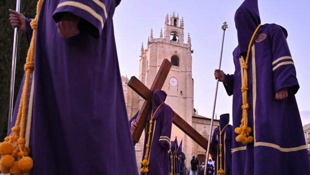 PALENCIA, 31/03/2026.- Tres toques de tarar&uacute; rompen el silencio, tres golpes secos de gallardete resuenan contra la puerta de la iglesia de San Miguel que se abren anunciando lo que va a suceder, el Prendimiento de Jes&uacute;s, uno de los actos m&aacute;s reconocibles de la Semana Santa palentina hoy Martes Santo. EFE/ Almudena &Aacute;lvarez 