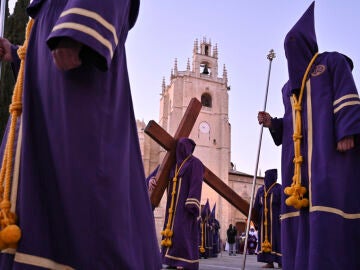 PALENCIA, 31/03/2026.- Tres toques de tarar&uacute; rompen el silencio, tres golpes secos de gallardete resuenan contra la puerta de la iglesia de San Miguel que se abren anunciando lo que va a suceder, el Prendimiento de Jes&uacute;s, uno de los actos m&aacute;s reconocibles de la Semana Santa palentina hoy Martes Santo. EFE/ Almudena &Aacute;lvarez 