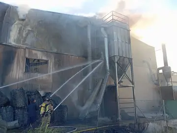 Sucesos.- Extinguido un incendio en una empresa de tratamiento de caucho y reciclaje de neumáticos en Ceutí Bomberos trabajando en la extinción de un incendio en una empresa de tratamiento de caucho y reciclaje de neumáticos en Ceutí REMITIDA / HANDOUT por CEIS Fotografía remitida a medios de comunicación exclusivamente para ilustrar la noticia a la que hace referencia la imagen, y citando la procedencia de la imagen en la firma 31/03/2026