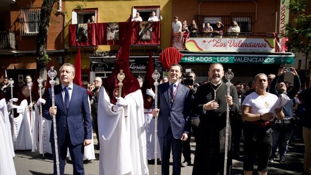 El presidente de la Junta y el de la Diputaci&oacute;n de Sevilla, en la salida de la hermandad del Cerro