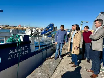 El Gobierno regional convoca ayudas por más de 4,5 millones para impulsar la pesca y la acuicultura La consejera de Agua, Agricultura, Ganadería y Pesca, Sara Rubira, junto al alcalde de San Pedro del Pinatar, Pedro Javier Sánchez, en el muelle norte del puerto pesquero del municipio Carme Ripollés / Europa Press 31/03/2026