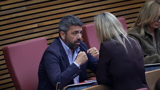 Carlos Maz&oacute;n, este martes, sentado en su esca&ntilde;o de Les Corts