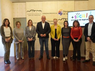 El presidente de la Diputaci&oacute;n de Segovia, Miguel &Aacute;ngel de Vicente, junto a los responsables del &Aacute;rea de Asuntos Sociales