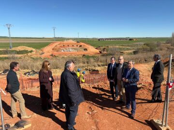 El consejero de Movilidad y Transformaci&oacute;n Digital, Jos&eacute; Luis Sanz Merino, visita las obras de construcci&oacute;n del nuevo puente sobre el r&iacute;o Valderaduey, en Villalpando, Zamora- ZA-512