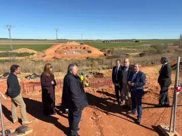 El consejero de Movilidad y Transformación Digital, José Luis Sanz Merino, visita las obras de construcción del nuevo puente sobre el río Valderaduey, en Villalpando, Zamora- ZA-512 El consejero de Movilidad y Transformación Digital, José Luis Sanz Merino, visita las obras de construcción del nuevo puente sobre el río Valderaduey, en Villalpando, Zamora- ZA-512