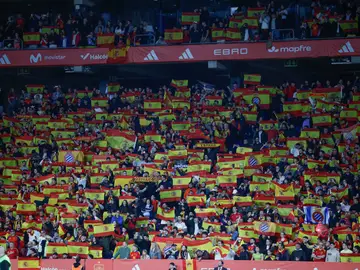 España - Egipto CORNELLÁ-EL PRAT (BARCELONA), 31/03/2026.- Aficionados españoles durante el partido amistoso que las selecciones de España y Egipto disputan este martes en el RCDE Stadium de Cornellá-El Prat, en Barcelona. EFE/Alberto Estévez