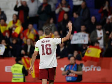 CORNELL&Aacute;-EL PRAT (BARCELONA), 31/03/2026.- El centrocampista de la selecci&oacute;n espa&ntilde;ola, Rodrigo, saluda a la afici&oacute;n tras el partido amistoso que las selecciones nacionales de Espa&ntilde;a y Egipto han disputado este martes en el RCDE Stadium, de Cornell&aacute;-El Prat, Barcelona. EFE/Alberto Est&eacute;vez 