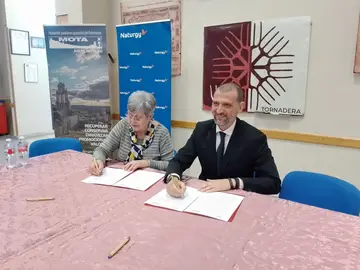 El responsable de Desarrollo Centro de Renovables de Naturgy, David Muñoz, y, a la izquierda, la presidenta de la asociación AREPA Mota XXI, Gloria Hernández Martín, durante la firma del acuerdo El responsable de Desarrollo Centro de Renovables de Naturgy, David Muñoz, y, a la izquierda, la presidenta de la asociación AREPA Mota XXI, Gloria Hernández Martín, durante la firma del acuerdo