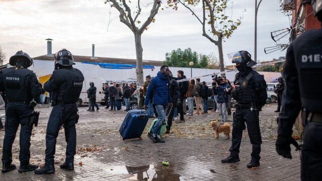 Varios agentes de los Mossos d'Esquadra trabajan en el desalojo del B9 de Badalona, a 17 de diciembre de 2025, en Badalona.