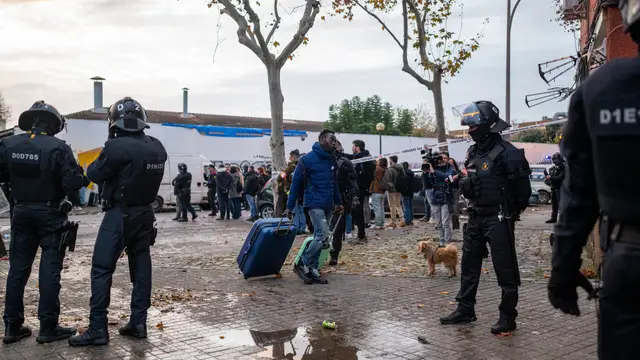 Varios agentes de los Mossos d'Esquadra trabajan en el desalojo del B9 de Badalona, a 17 de diciembre de 2025, en Badalona. Varios agentes de los Mossos d'Esquadra trabajan en el desalojo del B9 de Badalona, a 17 de diciembre de 2025, en Badalona.