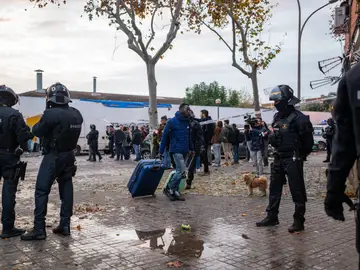 Varios agentes de los Mossos d'Esquadra trabajan en el desalojo del B9 de Badalona, a 17 de diciembre de 2025, en Badalona. Varios agentes de los Mossos d'Esquadra trabajan en el desalojo del B9 de Badalona, a 17 de diciembre de 2025, en Badalona.