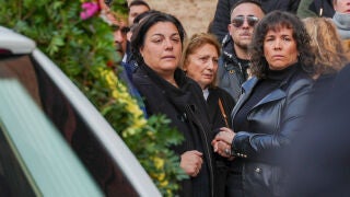 a madre del joven fallecido Aar&oacute;n en la puerta de la iglesia.