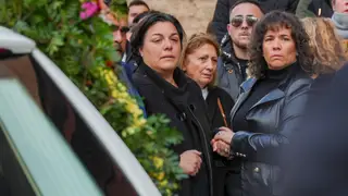 a madre del joven fallecido Aarón en la puerta de la iglesia. a madre del joven fallecido Aarón en la puerta de la iglesia.