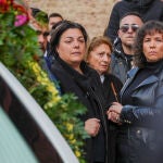 a madre del joven fallecido Aar&oacute;n en la puerta de la iglesia.