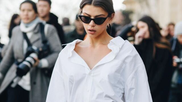 Camisa blanca en street style con escote abierto y gafas de sol negras