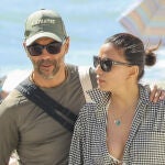  Ni vestido ni pareo: Eva Longoria confirma en Marbella que la camisa oversize es el look más elegante para la playa esta Semana Santa