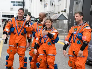 Los astronautas de Artemis II llegan a la plataforma de lanzamiento en Florida USA9593. CABO CAÑAVERAL (FL, EEUU), 01/04/2026.- Fotografía cedida por la NASA donde aparece la tripulación de la misión Artemis II, de derecha a izquierda los astronautas de la NASA, el comandante Reid Wiseman, la especialista de misión Christina Koch, el piloto Victor Glover, y el astronauta de la Agencia Espacial Canadiense (CSA), el especialista de misión Jeremy Hansen, salen del Edificio de Operaciones y Verificación para abordar su nave espacial Orion este miércoles en el Centro Espacia...