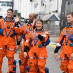 Los astronautas de Artemis II llegan a la plataforma de lanzamiento en Florida