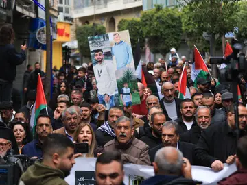 Protesta en Ramala contra la ley aprobada por Israel para aplicar la pena de muerte a los palestinos FOTODELDIA RAMALA, 01/04/2026.- Protesta este miércoles en Ramala, Cisjordania, contra la ley que establece la pena de muerte por horca para palestinos acusados por Israel de terrorismo. La ley, aprobada el lunes por el Parlamento israelí, está diseñada para que los palestinos de Cisjordania ocupada que perpetren un asesinato “con la intención de negar la existencia del Estado de Israel” sean condenados, de forma automática y por un tribunal militar israelí, a la pena capital. EFE/ Magda Gibe...