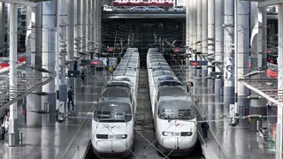 Segunda operación salida en tren de la Semana Santa 2026 Trenes AVE durante la segunda operación salida con motivo de la Semana Santa 2026, en la estación Madrid-Puerta de Atocha-Almudena Grandes, a 1 de abril de 2026, en Madrid (España). Renfe pondrá a disposición de los viajeros tres millones de plazas en sus trenes AVE, Avlo, Alvia, Euromed, Intercity, Media Distancia y AVE Internacional, hasta el próximo lunes 6 de abril, con motivo de la Semana Santa. 01 ABRIL 2026;FERROCARRIL;TREN;VIAJES;DESPLAZAMIENTOS Gustavo Valiente / Europa Press 01/0...