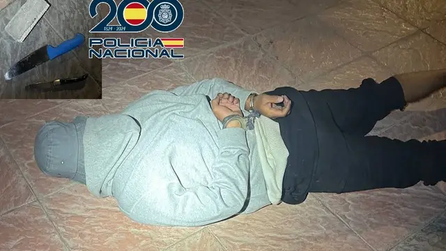 Málaga.-Sucesos.-Detenido hombre de 28 años armado por rajar ruedas de siete vehículos junto a la terminal de cruceros Agentes de paisano adscritos al grupo Gotham de la Policía Nacional detuvieron al presunto autor de los hechos. REMITIDA / HANDOUT por POLICÍA NACIONAL Fotografía remitida a medios de comunicación exclusivamente para ilustrar la noticia a la que hace referencia la imagen, y citando la procedencia de la imagen en la firma 01/04/2026