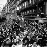 Imagen facilitada por la editorial Lunwerg de una estampa que muestra el desbordado entusiasmo popular tras la pac&iacute;fica proclamaci&oacute;n de la segunda Rep&uacute;blica, tomada en Madrid el 14 de abril de 1931 por el fot&oacute;grafo Piortiz.