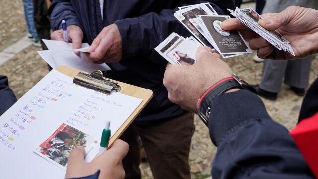 VALLADOLID, 01/04/2026.- Varias personas intercambian cromos durante la presentaci&oacute;n, esta ma&ntilde;ana en la sede del arzobispado, de 'Imago Sacra', la colecci&oacute;n y &aacute;lbum de cromos de la Semana Santa de Valladolid. EFE/Nacho Gallego 