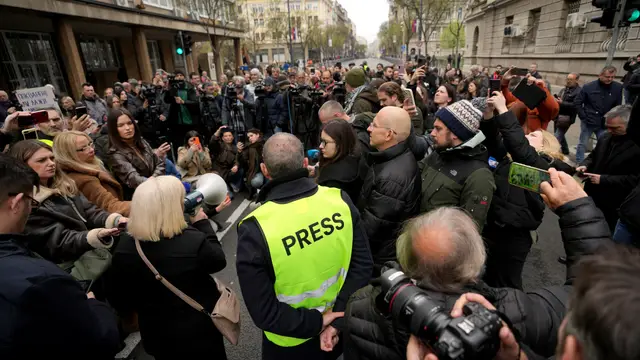 Serbia Tensions Media Serbian journalists block the traffic outside the offices of Serbia's President Aleksandar Vucic in Belgrade, Serbia, Wednesday, April 1, 2026, in protest of mounting attacks and pressure on the media. (AP Photo/Darko Vojinovic)