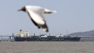 MUMBAI (India), 01/04/2026.- The Indian-flagged carrier Jag Vasant, carrying liquefied petroleum gas (LPG) via the Strait of Hormuz, arrives at Mumbai Port in Mumbai, India, 01 April 2026. Stalled shipments from the Gulf, driven by escalating Middle East conflicts, are causing widespread LPG supply disruptions across the country. EFE/EPA/DIVYAKANT SOLANKI 