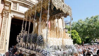 FOTODELDIA SEVILLA, 01/04/2026.- Virgen de la Consolaci&oacute;n de la Hermandad de la Sed a su salida del templo hoy Mi&eacute;rcoles Santo en Sevilla. EFE/ Jose Manuel Vidal 
