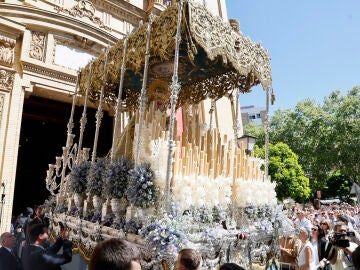 FOTODELDIA SEVILLA, 01/04/2026.- Virgen de la Consolaci&oacute;n de la Hermandad de la Sed a su salida del templo hoy Mi&eacute;rcoles Santo en Sevilla. EFE/ Jose Manuel Vidal 