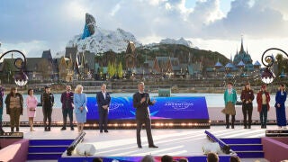 Inauguraci&oacute;n de Disney Adventure World, con el CEO de The Walt Disney Company, Josh D&rsquo;Amaro (centro) y la nueva zona de Frozen al fondo. A su izquierda, Natacha Rafalski, presidenta de Disneyland Paris, y Thomas Mazloum, presidente de Disney Experiences