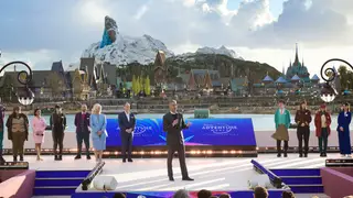 Inauguración de Disney Adventure World, con el CEO de The Walt Disney Company, Josh D’Amaro (centro) y la nueva zona de Frozen al fondo. A su izquierda, Natacha Rafalski, presidenta de Disneyland Paris, y Thomas Mazloum, presidente de Disney Experiences Inauguración de Disney Adventure World, con el CEO de The Walt Disney Company, Josh D’Amaro (centro) y la nueva zona de Frozen al fondo. A su izquierda, Natacha Rafalski, presidenta de Disneyland Paris, y Thomas Mazloum, presidente de Disney Experiences