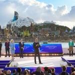 Inauguraci&oacute;n de Disney Adventure World, con el CEO de The Walt Disney Company, Josh D&rsquo;Amaro (centro) y la nueva zona de Frozen al fondo. A su izquierda, Natacha Rafalski, presidenta de Disneyland Paris, y Thomas Mazloum, presidente de Disney Experiences