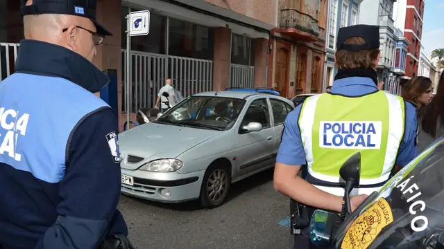 Basura por toda la casa, sin agua y durmiendo en el sofá: el infierno en el que vivía una niña de 12 años en Gran Canaria Agentes de la Policía Local