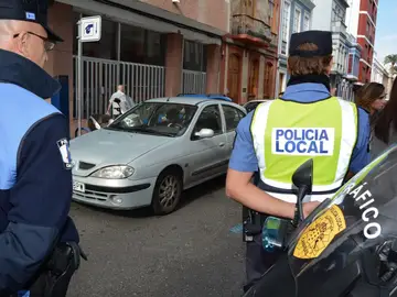 Basura por toda la casa, sin agua y durmiendo en el sofá: el infierno en el que vivía una niña de 12 años en Gran Canaria Agentes de la Policía Local