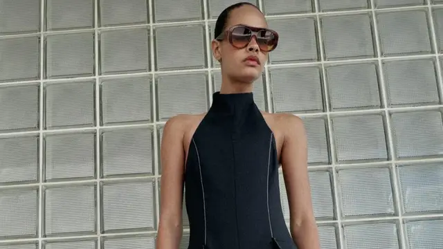 Mono de lino azul marino de Zara con escote halter y pespuntes Mono de lino azul marino de Zara con escote halter y pespuntes