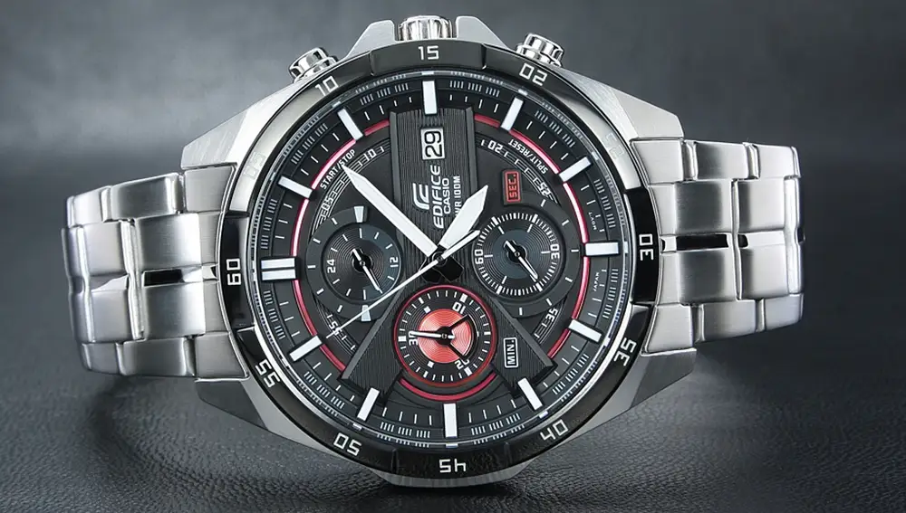 Los detalles en rojo sobre fondo negro le dan carácter sin resultar excesivo