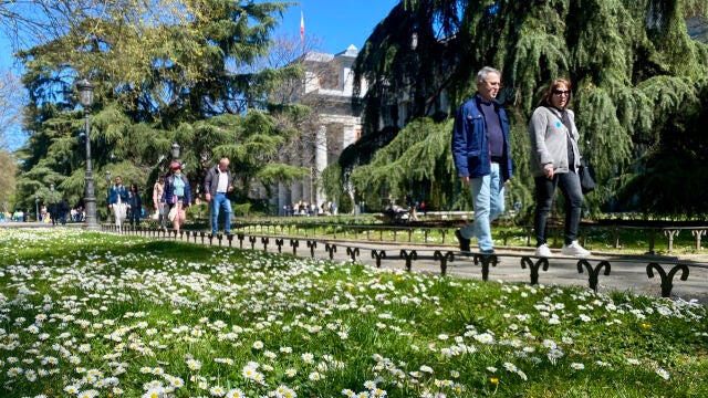  Varias personas caminan por el Paseo del Prado de Madrid