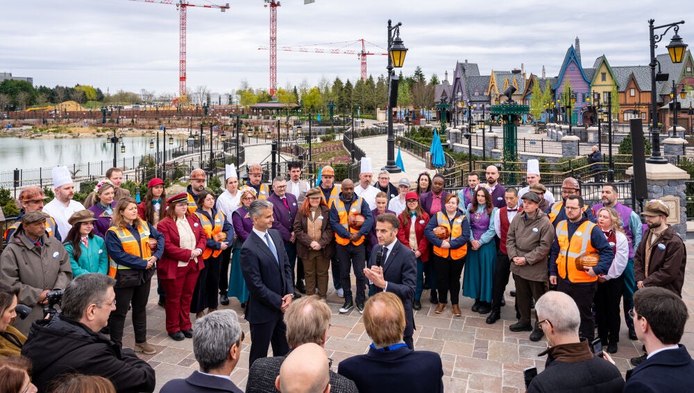 El presidente francés, Emmanuel Macron, junto al CEO de The Walt Disney Company, Josh D'Amaro, durante su visita al nuevo Disney Adventure World