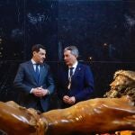 El presidente de la Junta, Juanma Moreno, durante una visita al cristo de Mena en M&aacute;laga