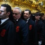 Juanma Moreno portando al Cristo de la Exaltaci&oacute;n