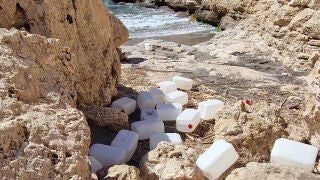Garrafas de combustible abandonadas procedentes de narcolanchas ensucian calas, a 1 de abril de 2026, entre Agua Amarga y Carboneras, Almer&iacute;a, Andaluc&iacute;a (Espa&ntilde;a). Las calas del Cabo de Gata sufren problemas de contaminaci&oacute;n por alta concentraci&oacute;n de vertidos, recipientes y otros residuos procedentes de la actividad de las narcolanchas que operan de manera ilegal en la zona.01 ABRIL 2026;CONTAMINACI&Oacute;N;NARCOTR&Aacute;FICOMarcial Rodr&iacute;guez / Europa Press01/04/2026