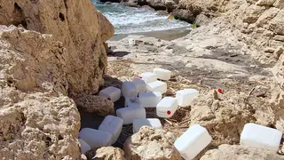 Restos de combustible de narcolanchas contaminan las playas almerienses Garrafas de combustible abandonadas procedentes de narcolanchas ensucian calas, a 1 de abril de 2026, entre Agua Amarga y Carboneras, Almería, Andalucía (España). Las calas del Cabo de Gata sufren problemas de contaminación por alta concentración de vertidos, recipientes y otros residuos procedentes de la actividad de las narcolanchas que operan de manera ilegal en la zona.01 ABRIL 2026;CONTAMINACIÓN;NARCOTRÁFICOMarcial Rodríguez / Europa Press01/04/2026