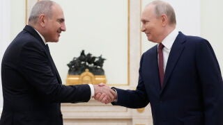 MOSCOW (Russian Federation), 01/04/2026.- Russian President Vladimir Putin (R) and Armenian Prime Minister Nikol Pashinyan shake hands during their meeting at the Kremlin in Moscow, Russia, 01 April 2026. (Rusia, Mosc&uacute;) EFE/EPA/PAVEL BEDNYAKOV/AP POOL 